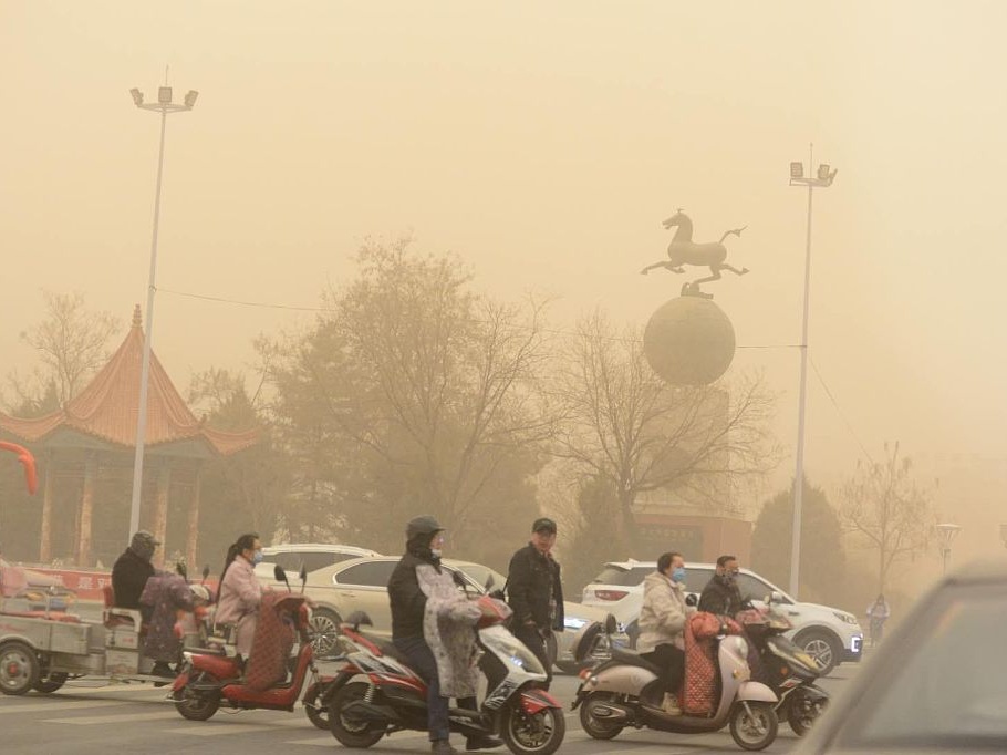 中央气象台再发沙尘暴蓝警，12省区市部分地区有扬沙或浮尘