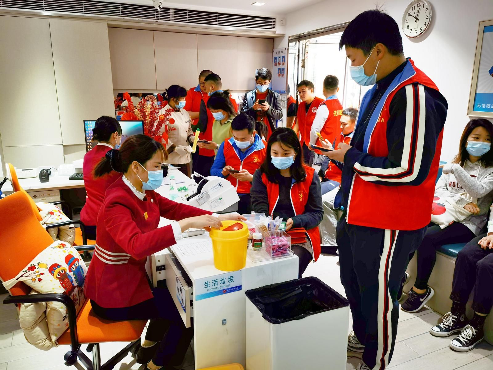 撸起袖子，为生命“加油”！莲花街道狮岭社区党员无偿献血暖人心