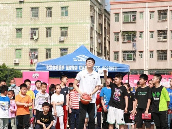 深圳新世纪男篮公益活动走进西坑社区 队员与球迷欢乐互动