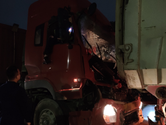 泥罐车与货车相撞 龙岗消防6分钟救出被困司机