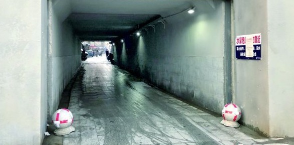 肇庆市端州区江滨公园石墩阻挡不住车轮