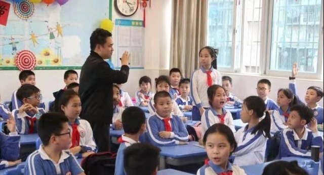 将学生字制作成谜面，新秀小学这个班的元宵节玩得精彩