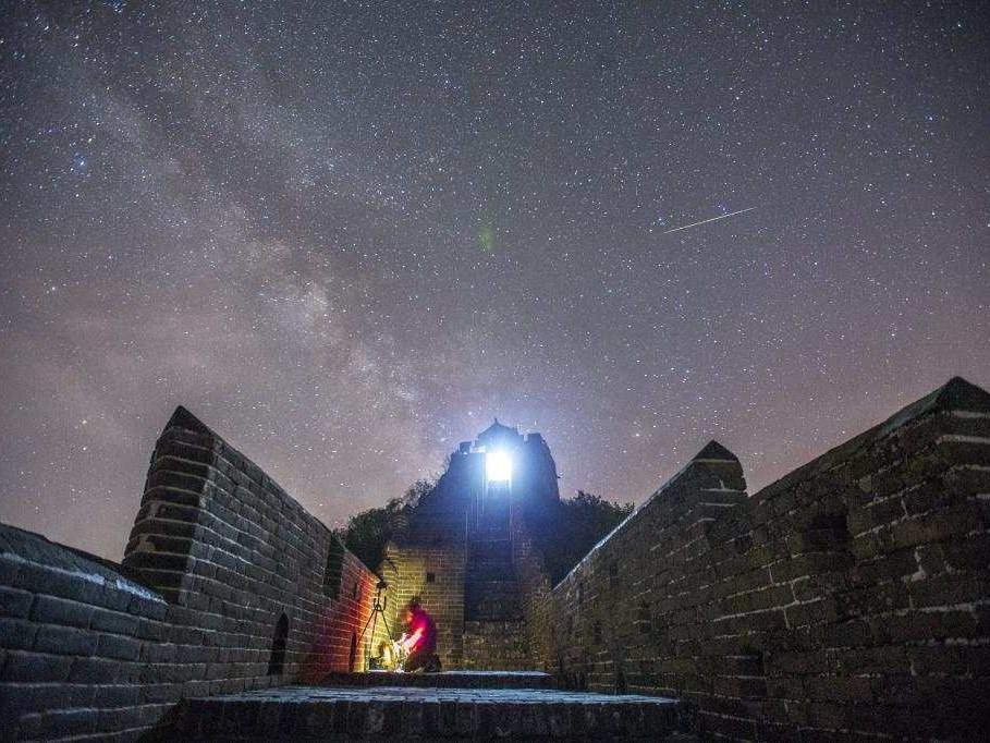 4月22日天琴座流星雨划破夜空