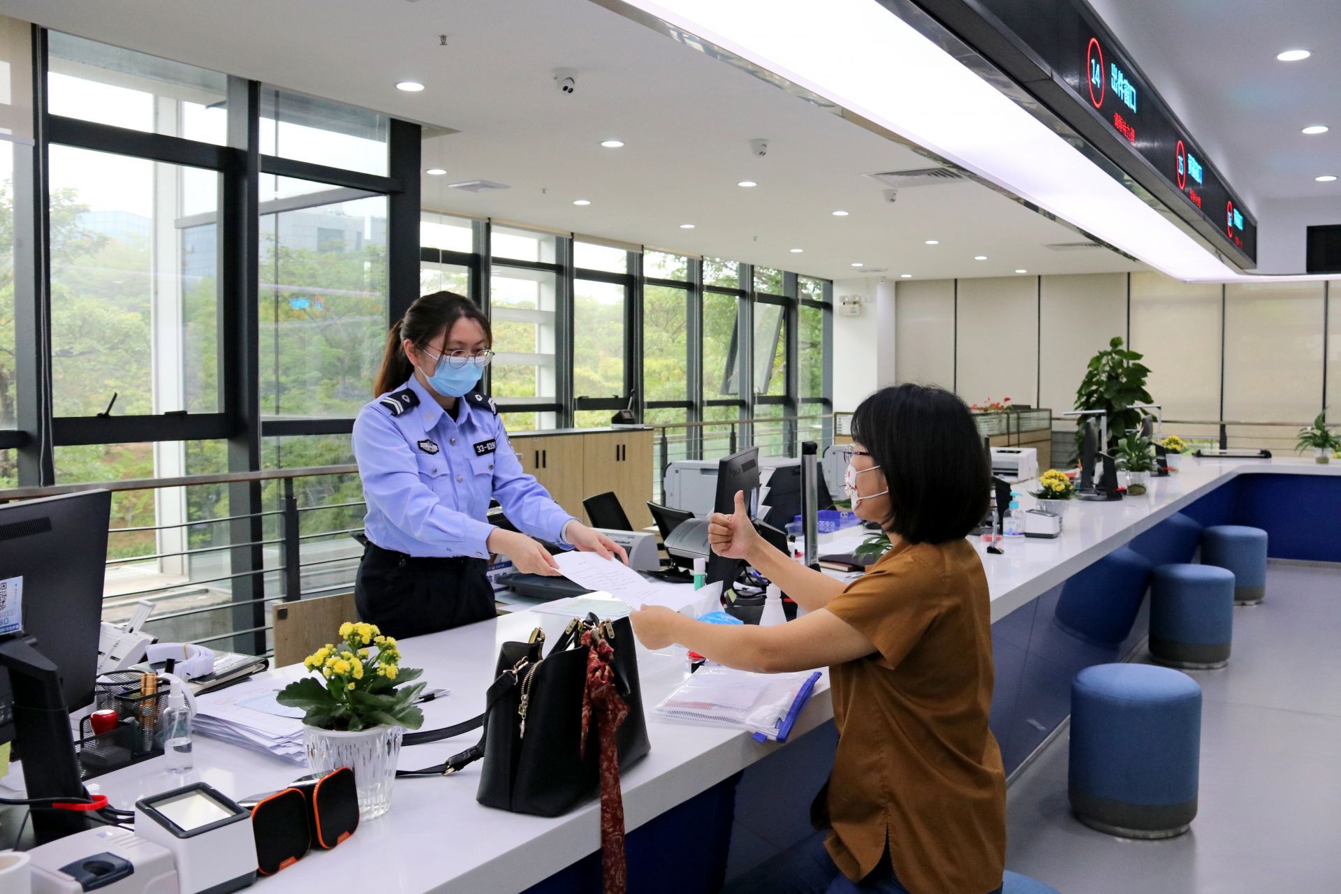 市民：没带齐材料，着急！东莞松山湖公安：再晚都等你，别慌！