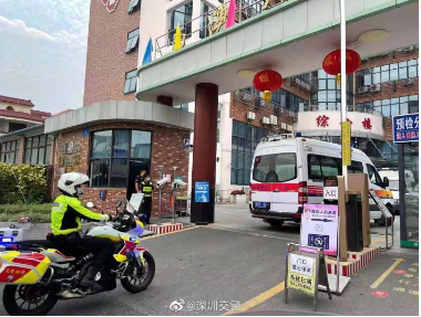 南澳交警铁骑为救护车开路