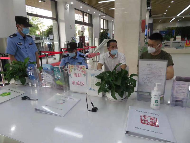 南头街道行政服务大厅开展“破难题 办实事”实践活动