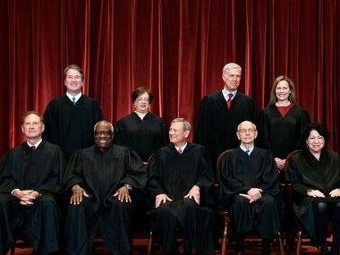 美最高法院发布最新合影，9名大法官首次集体亮相