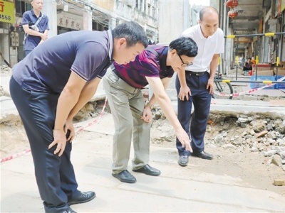江门市台山西宁市街区改造施工挖出百年石板路