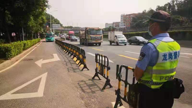 清明节小长假首日交通情况总体良好:墓园周边有序，东部仍是热点