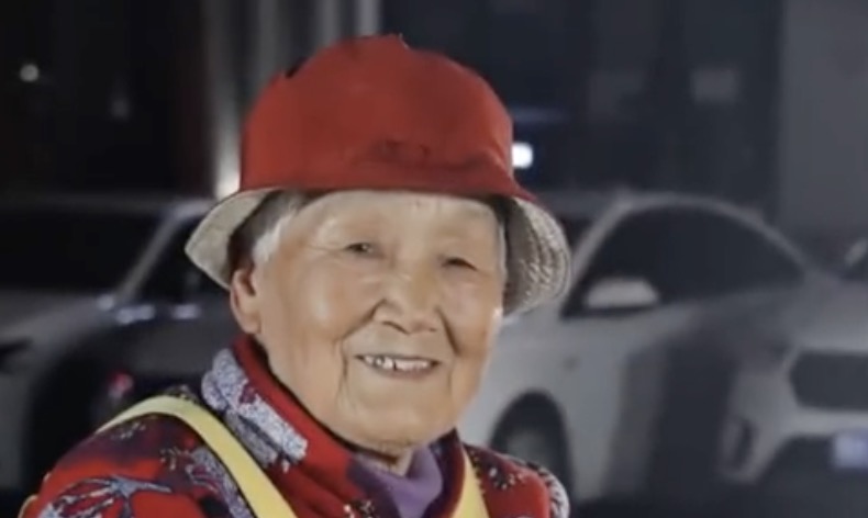 96岁摆摊奶奶后续：摊位排起长队