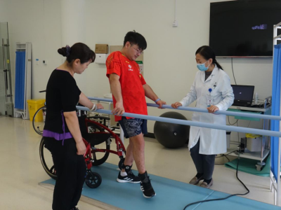 练乒乓球意外受伤，小伙在深求医摆脱相伴13年的轮椅