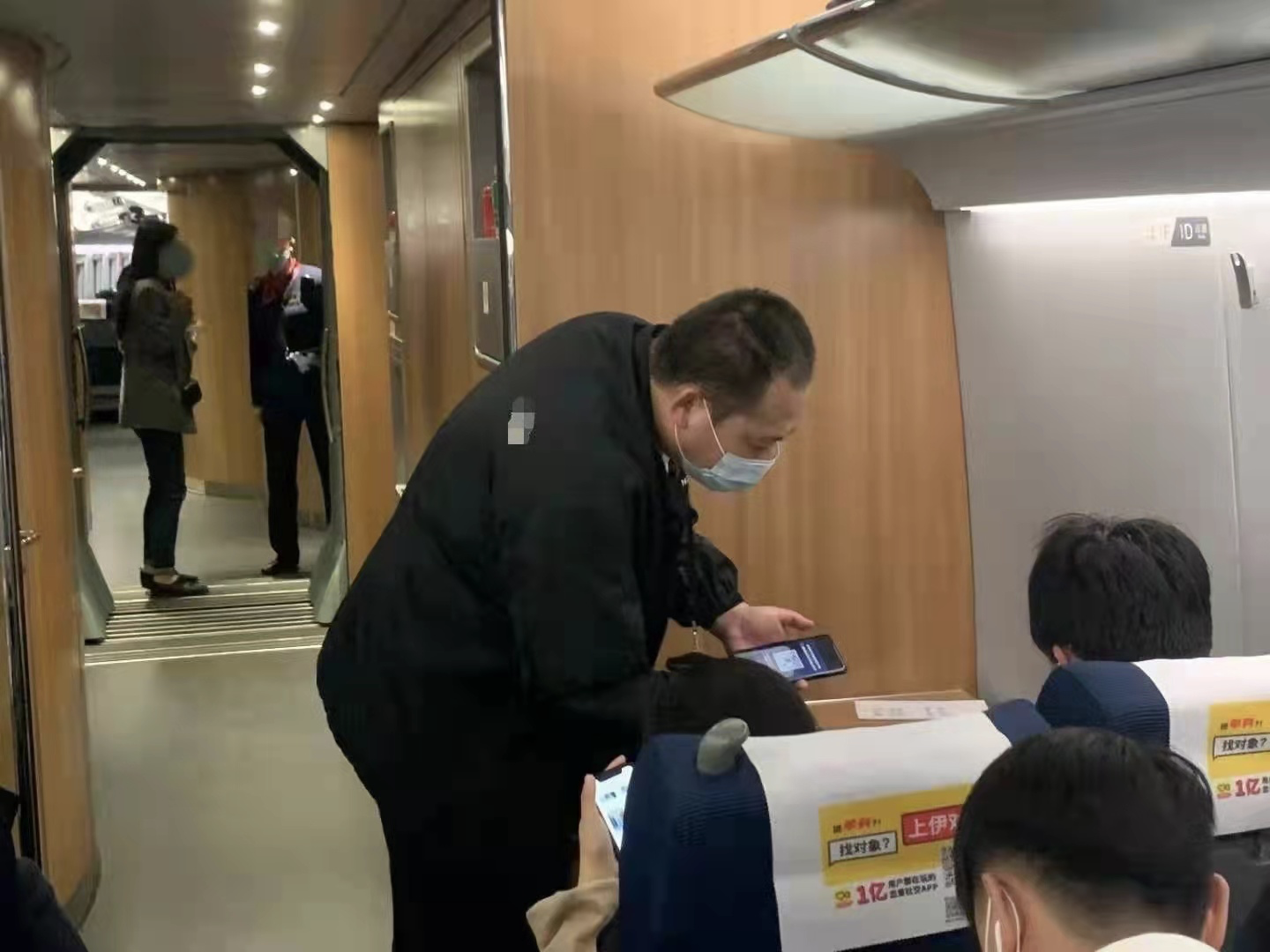 民警返深列车上做反诈宣讲 全民下载反诈APP正当时
