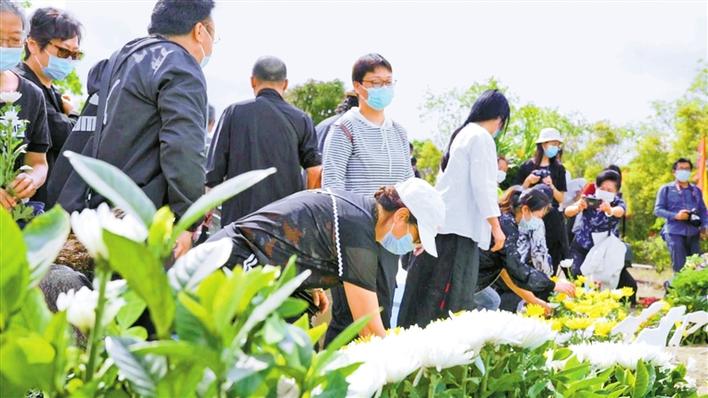海葬树葬 同天地千古 来自贵阳的19具骨灰在深圳魂归大海