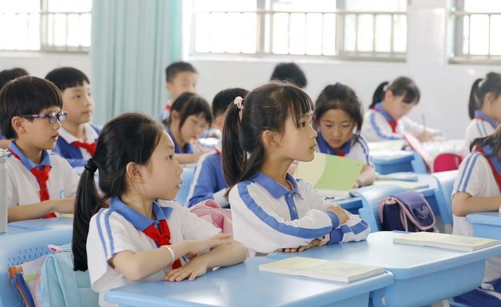 探校④｜龙岗这所学校特酷：学生在区级图书馆看书 到环保银行查余额