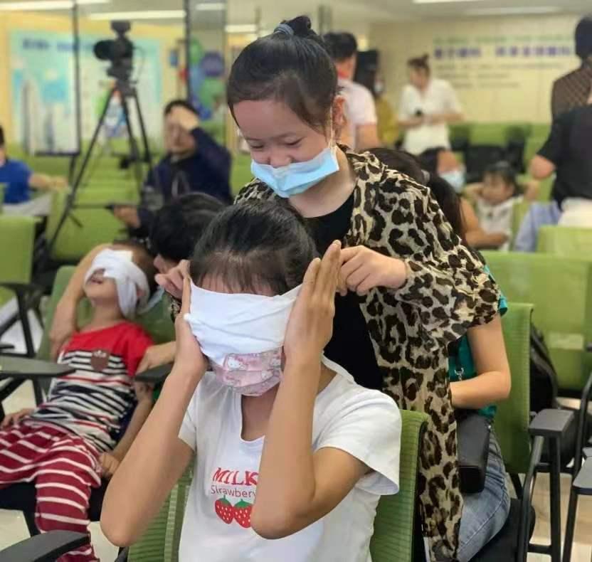 异物入眼处理、眼外伤包扎，这些知识学到了吗？“放学安全第一课”首课圆满结束