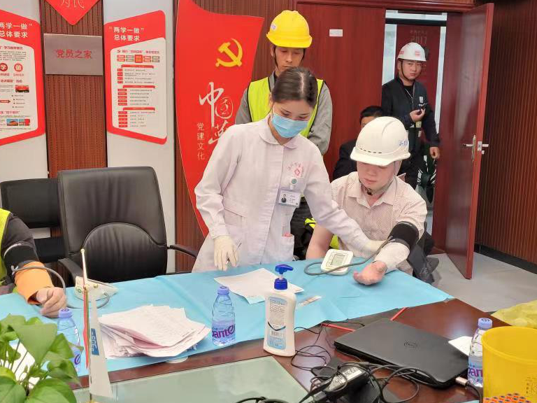 为工人免费体检、义剪，中建科工宝安一项目点开展志愿服务活动
