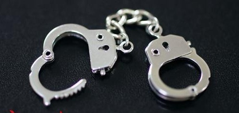 天降酒瓶将人砸成脑震荡，警方抓获一高空抛物男子