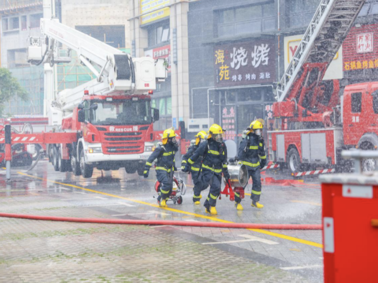 深圳消防在盐田区开展超高层建筑灭火救援实战演练