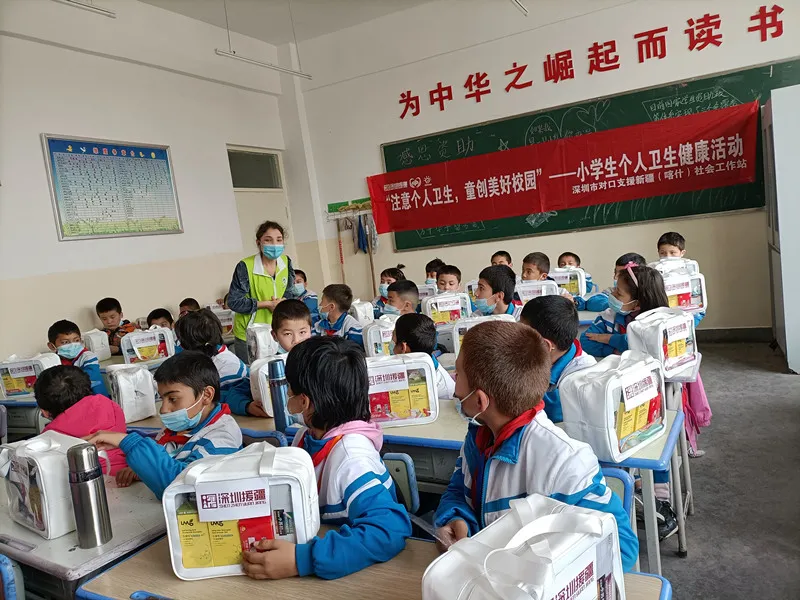 深喀社工深入学校为边疆学生进行身心健康辅导