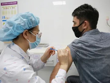 符合条件的在粤港澳同胞、外籍人士可在罗湖医院接种新冠疫苗啦！  快快预约吧~