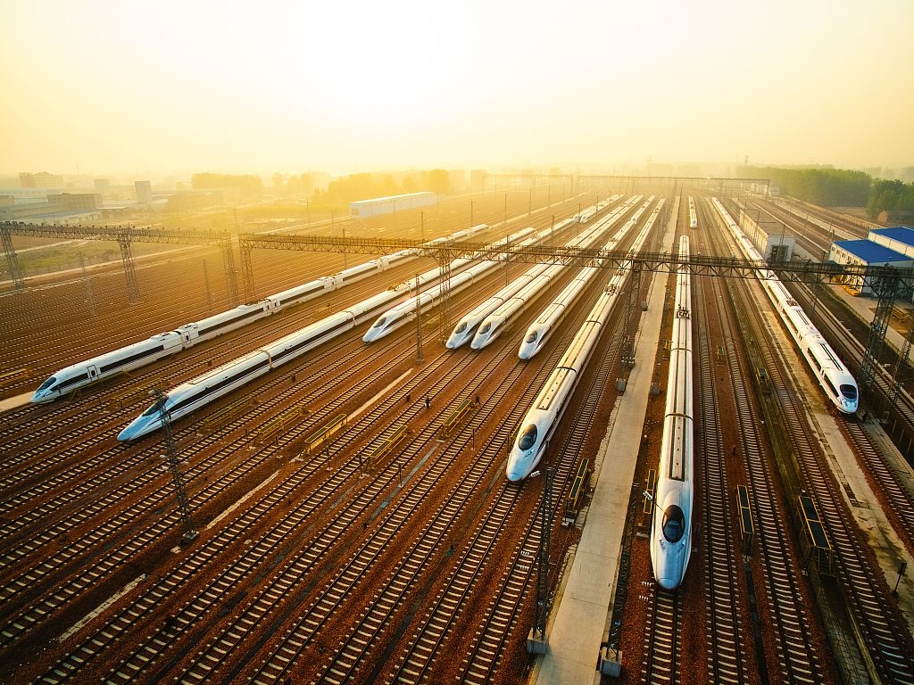 2020年全国铁路旅客发送量完成22.03亿人，下降39.8%