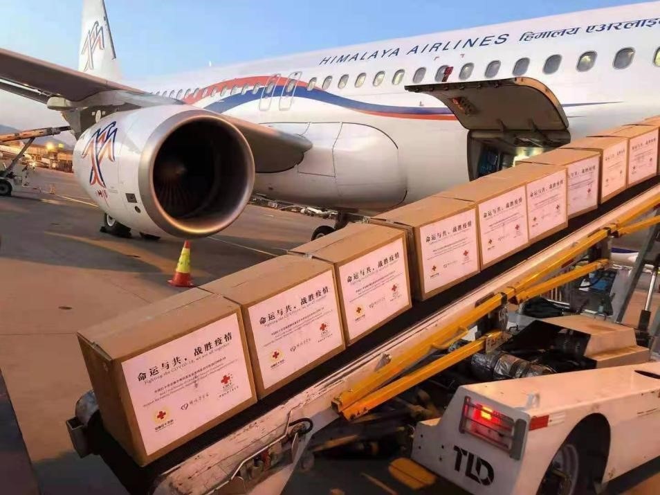 中国红十字会援助尼泊尔的首批抗疫物资运出，含五千件防护服