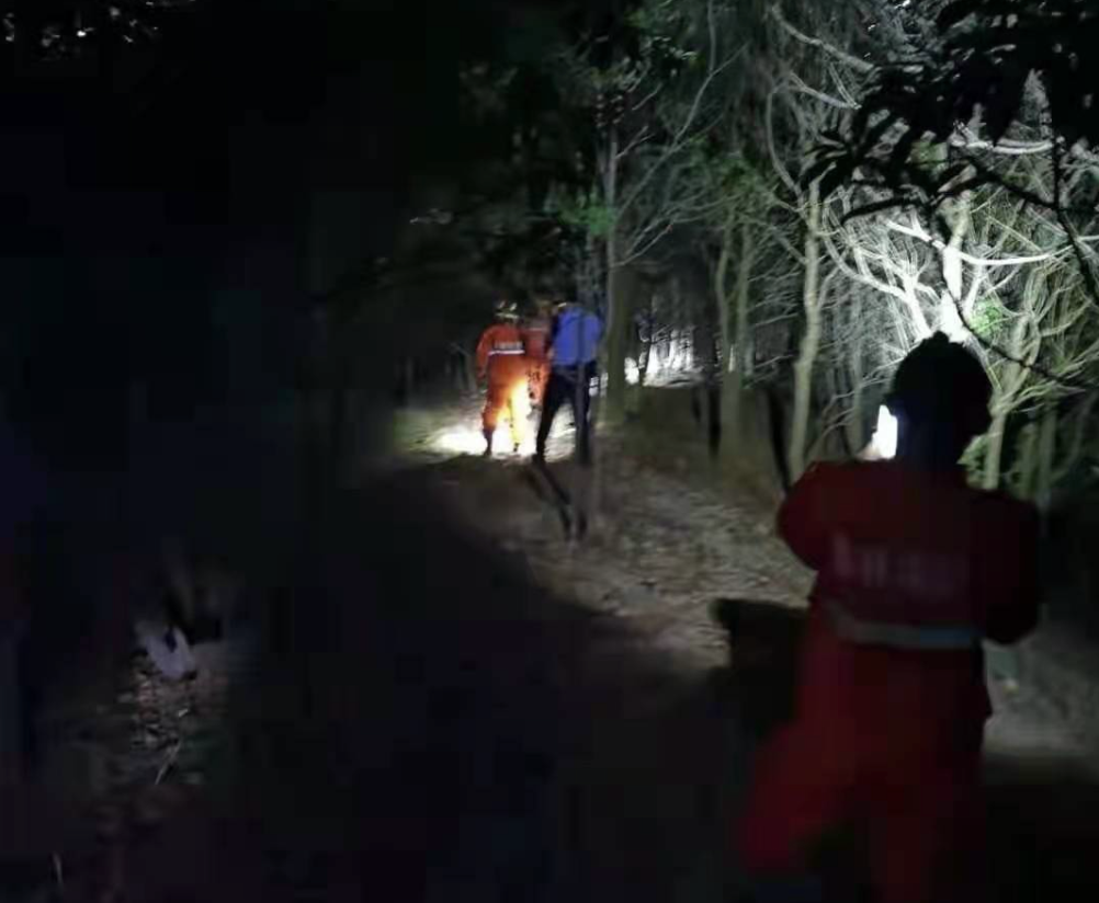 父女俩登山被困 龙岗警方及时救援  