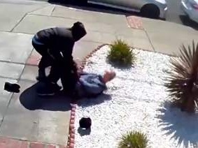 美国80岁亚裔老人遭抢劫殴打，围观者竟然还在笑