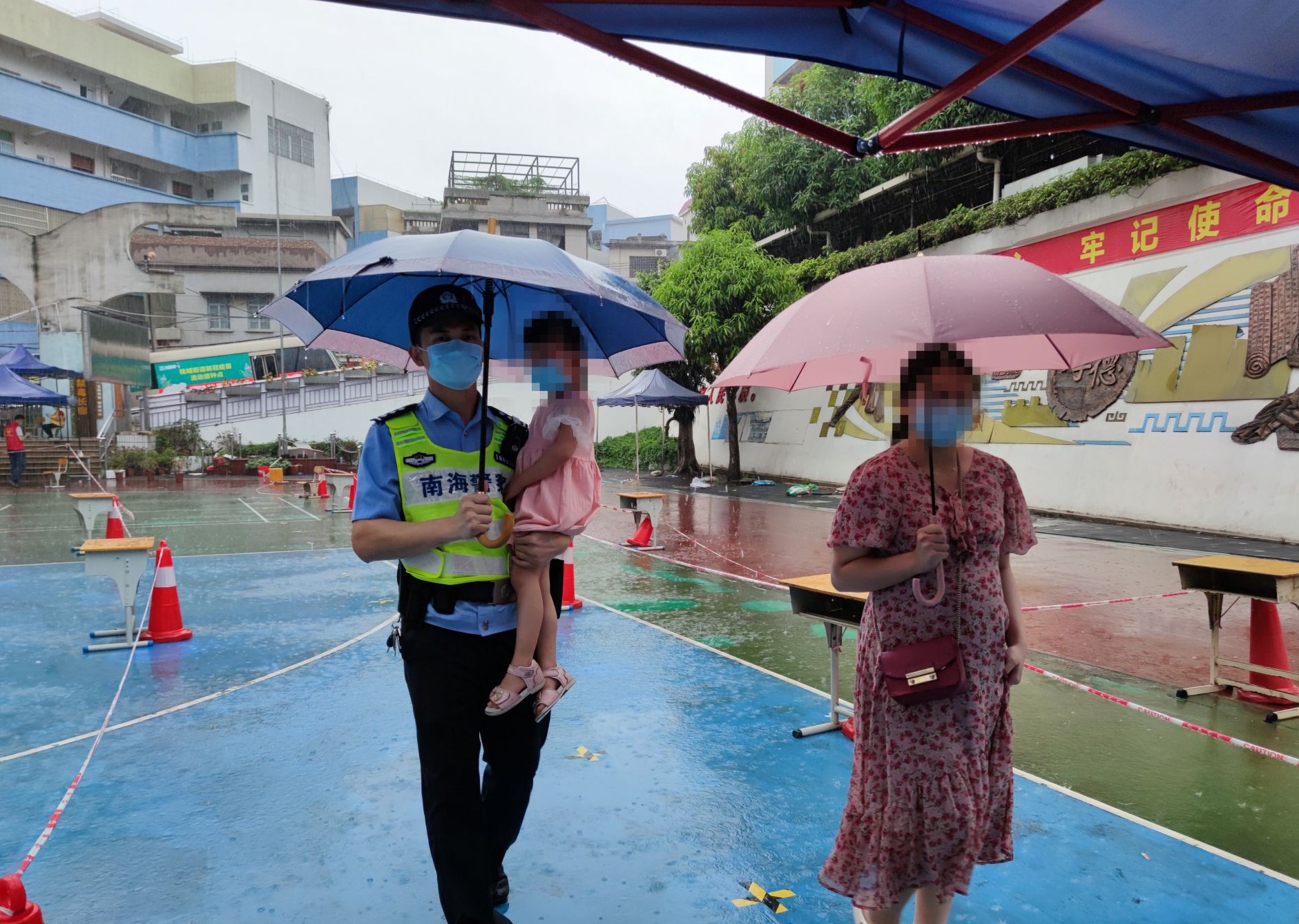 风雨无惧！佛山市南海公安近千名警辅护航核酸采样工作