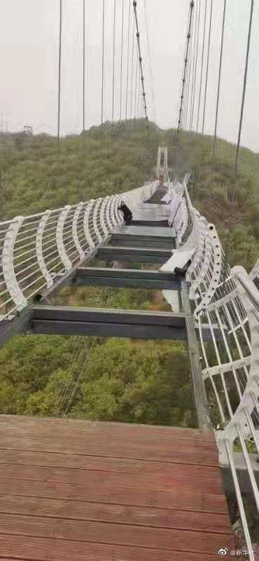 险！景区高空玻璃栈道的玻璃掉了，所幸无人伤亡