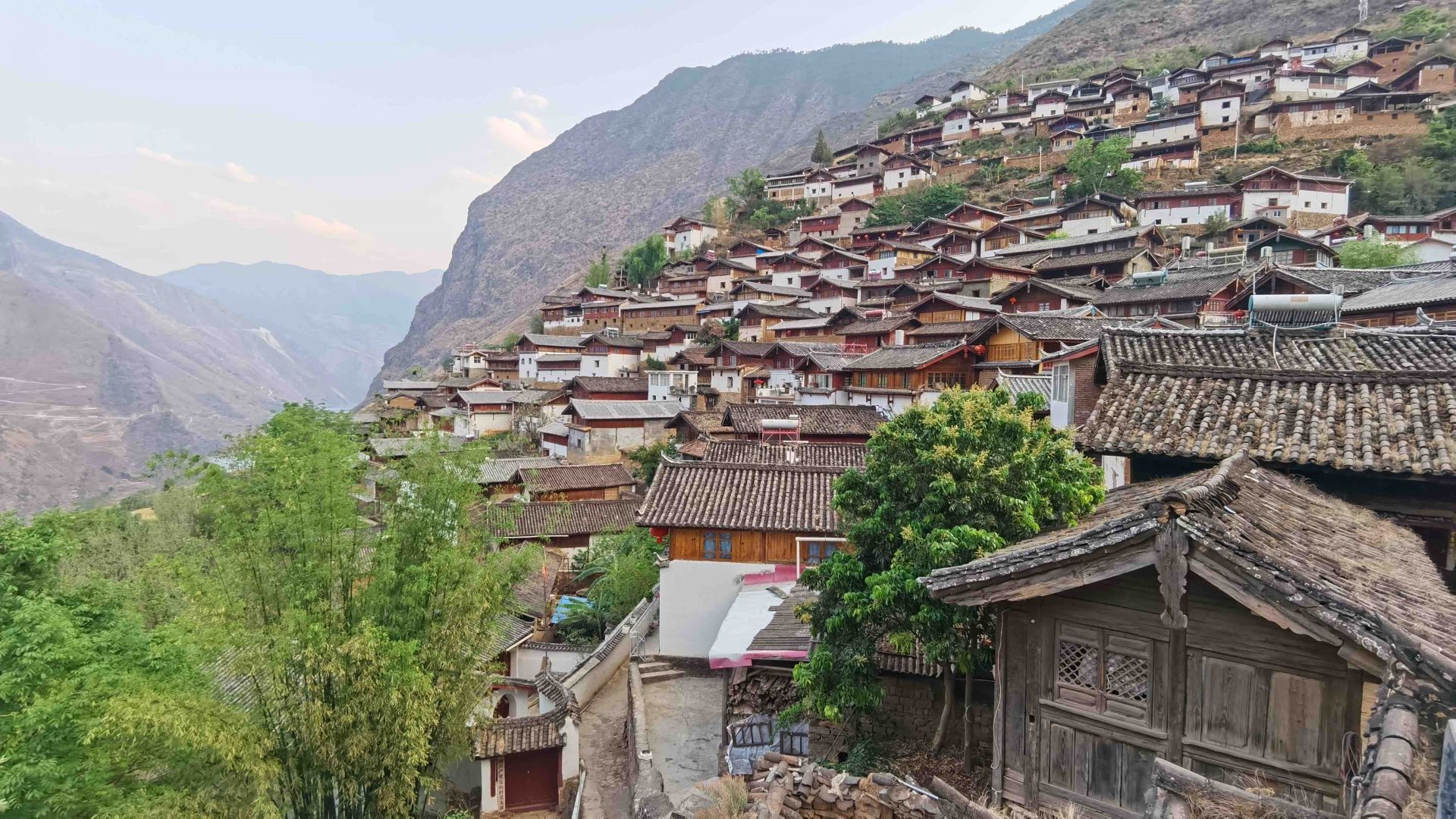 建在整块巨石上的这座城寨，去过很多次丽江都可能错过