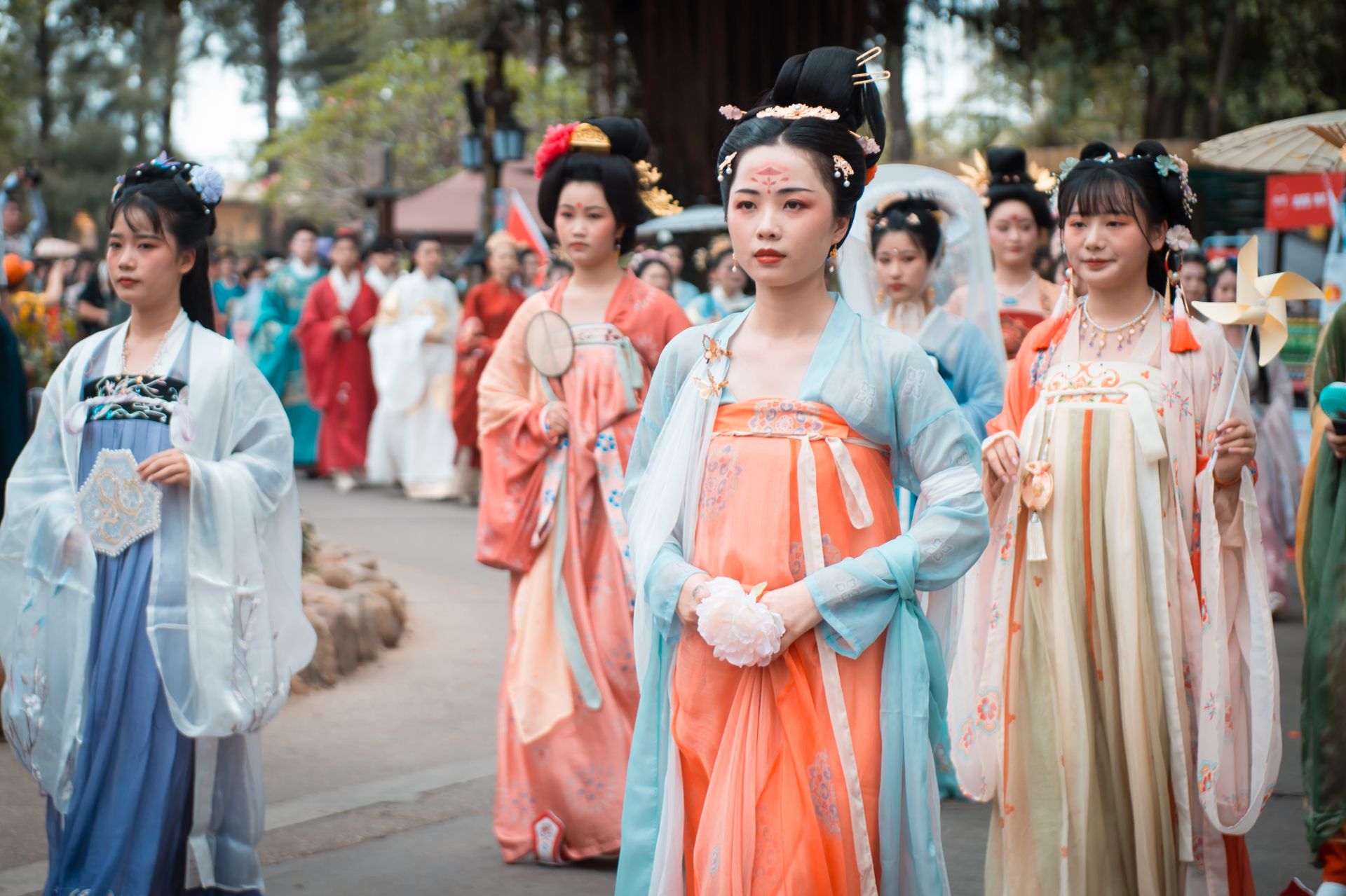 五一假期新时尚：穿上汉服去旅游！