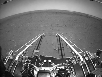 “祝融号”传回火星着陆照片