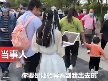 真·劳动节：景区人流中抱电脑边走边工作，加班无处不在
