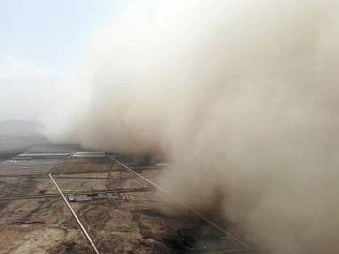 沙尘暴蓝色预警继续：京津冀等13省份有扬沙或浮尘