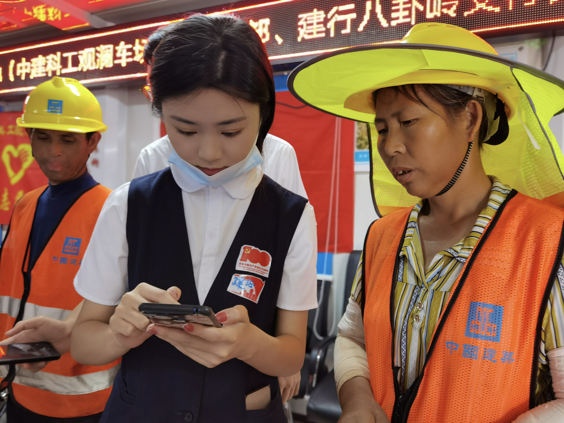 观澜停车场施工项目为群众办实事，工友足不出户办理工资卡
