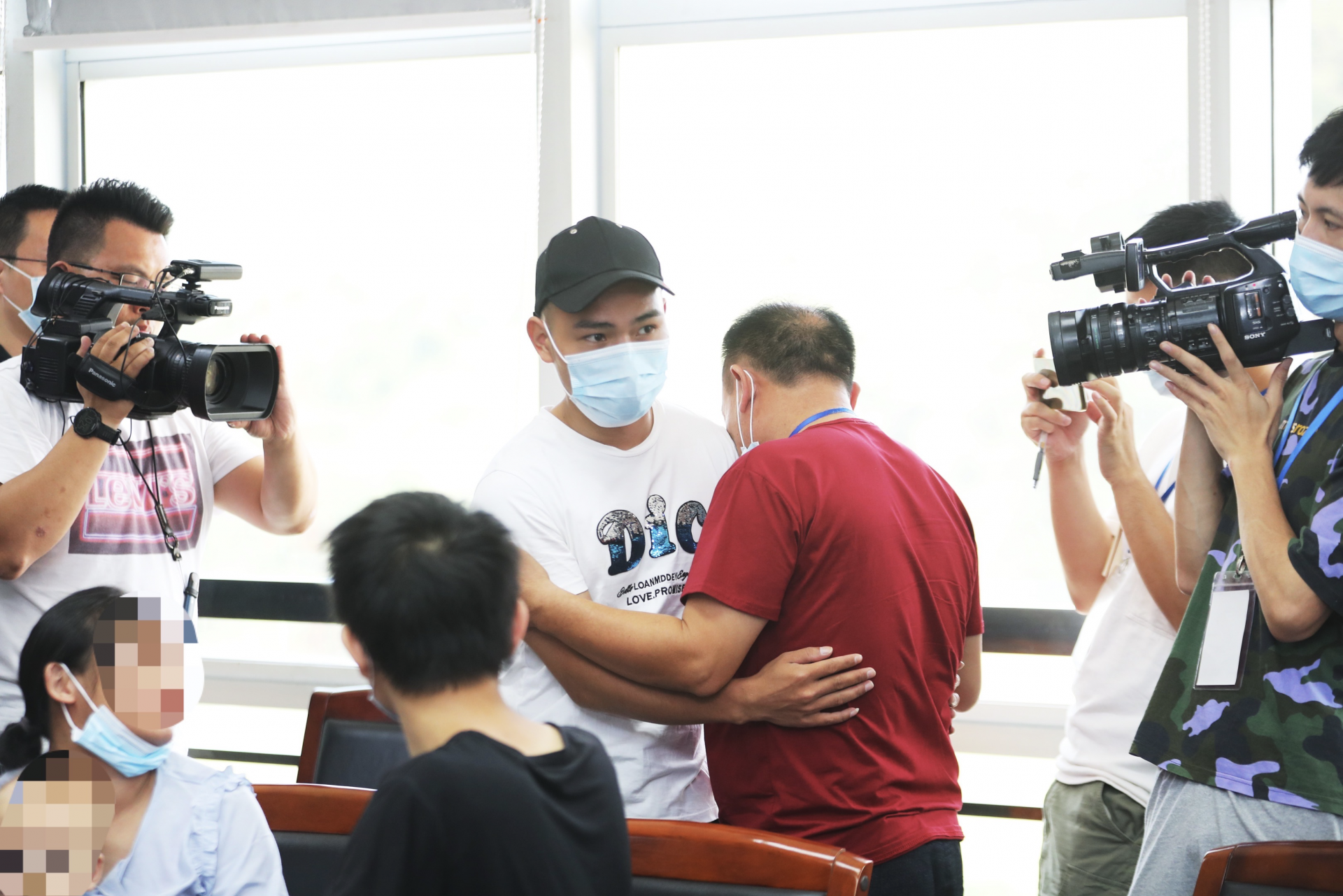 夫妻留守深圳22年寻儿盼儿归，罗湖警方辗转多地为他们圆梦  