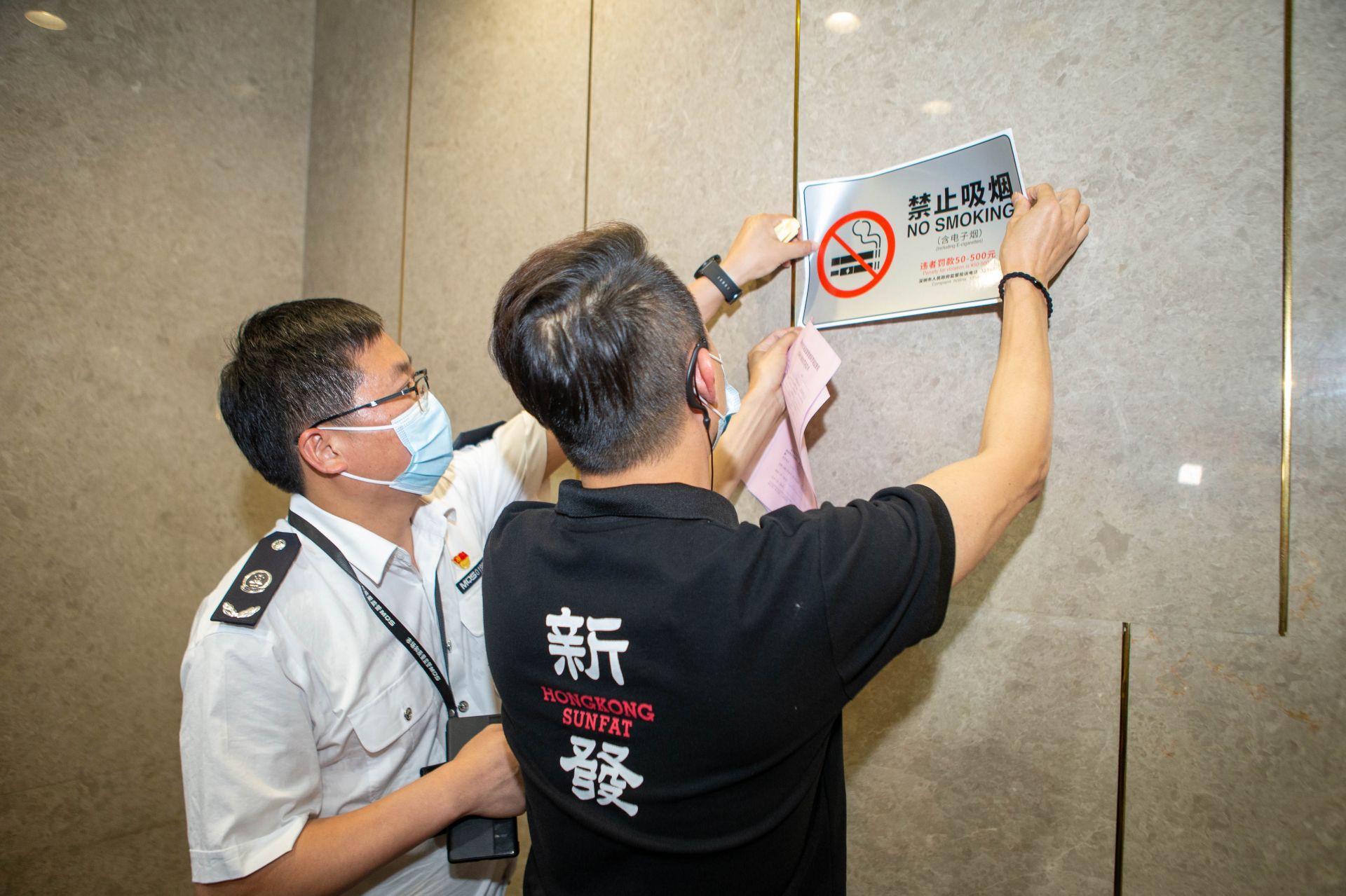 男子吸烟被抓现行，却反问“为什么不能吸烟？”带顶室外区域成深圳商家控烟盲区  