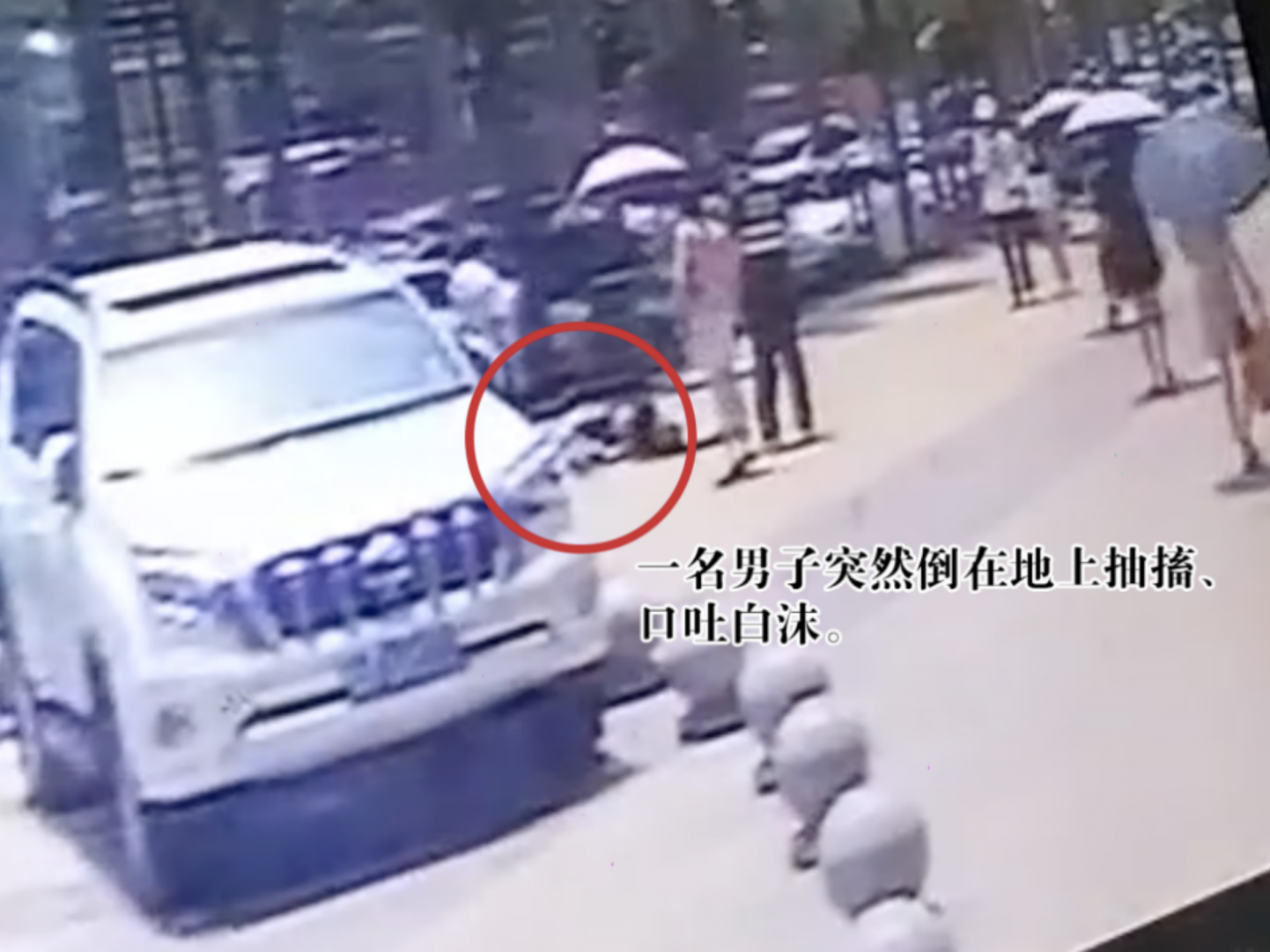 深圳一男子突然倒地抽搐口吐白沫，民警下班路上教科书式施救