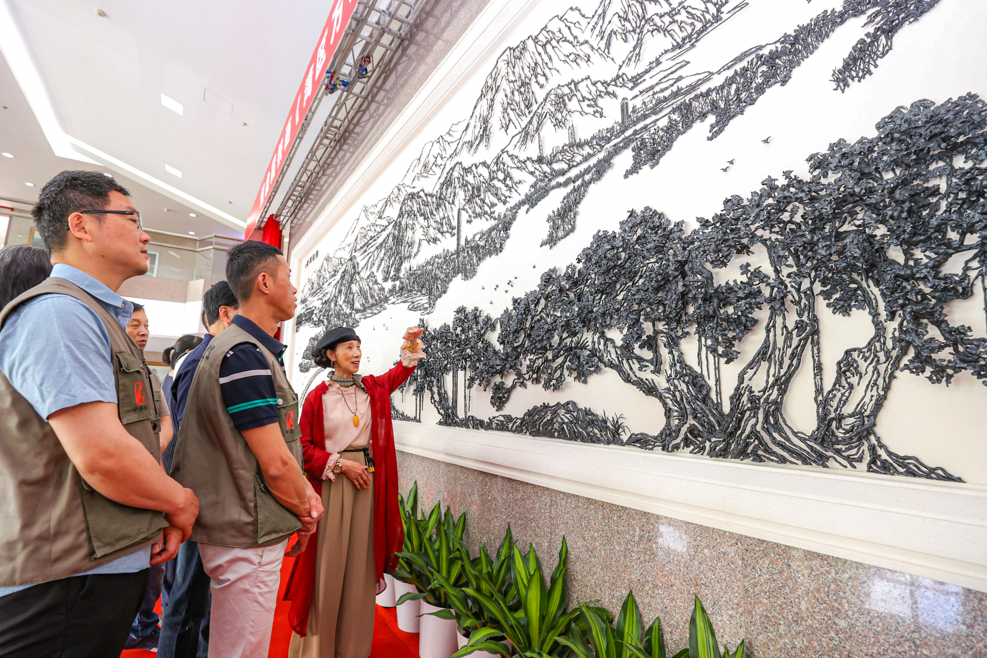 专访丨国家级芜湖铁画锻制技艺传承人储金霞：《湾区万象》赋予铁画艺术新的面貌