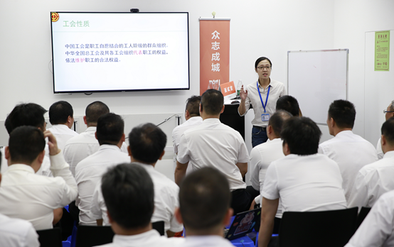 龙岗区坂田街道总工会职业化工会工作者古凤绮获全国五一劳动奖章