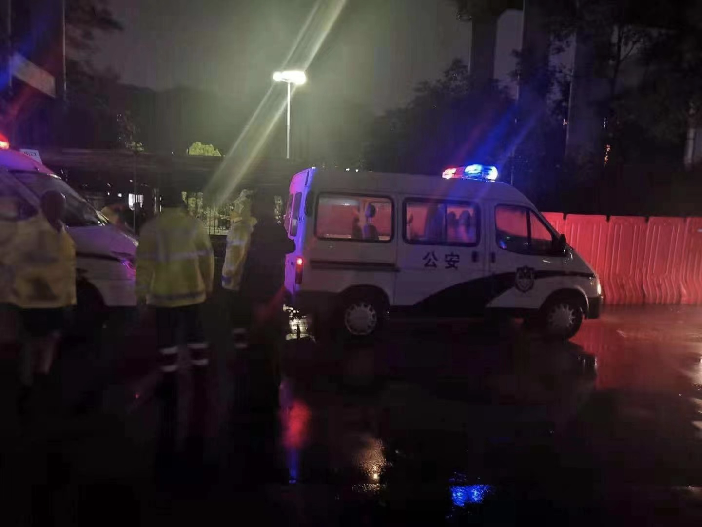 群众遭暴雨被困阳台山 龙华警方紧急救援助脱险