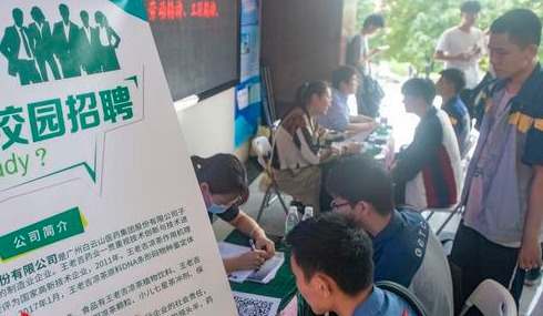 复合型技能人才受青睐，技校招聘会上企业临时升薪抢人