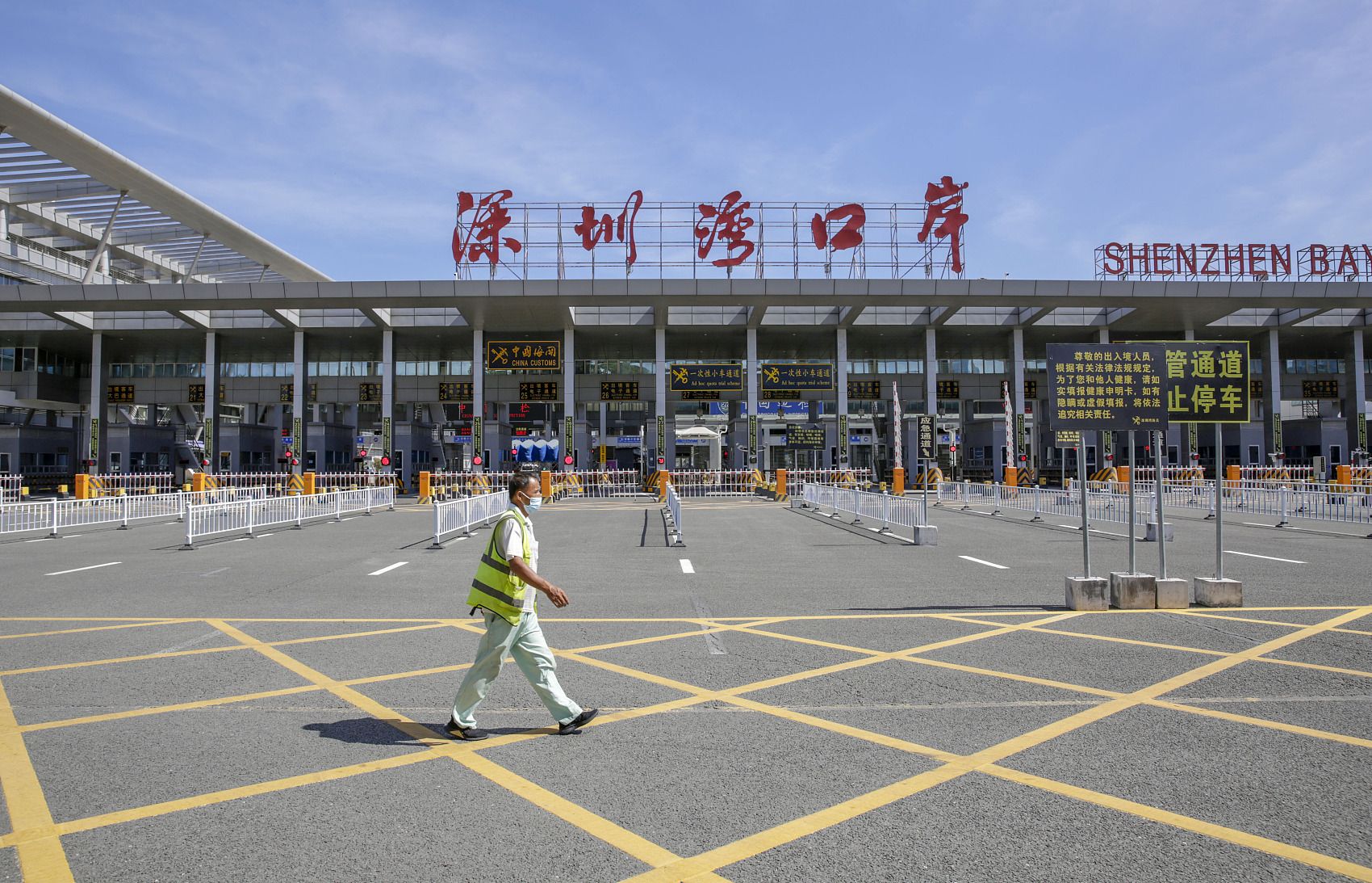 深圳湾边检推行“首接负责制”解决300余名旅客“急难愁盼”问题