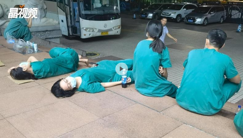 汗水浸白了手、从防护服里哗哗往外流……直击龙岗核酸检测现场