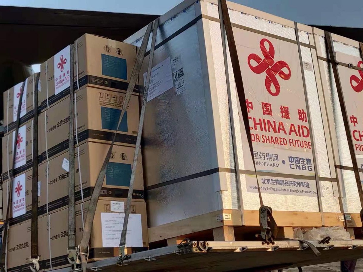 中国援助孟加拉国的新冠疫苗抵达达卡
