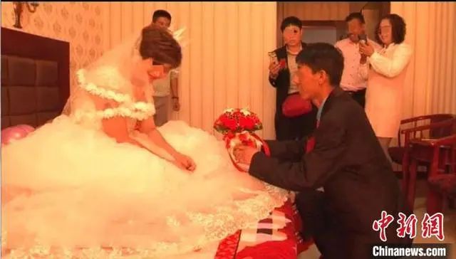 男子刷视频，意外看到新婚妻子正和别人举办婚礼…