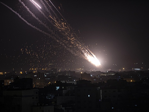 以色列空袭加沙地带住宅楼，哈马斯向特拉维夫发射百枚火箭弹