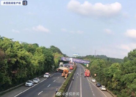 四川南充高速公路客车与货车相撞 造成6人死亡