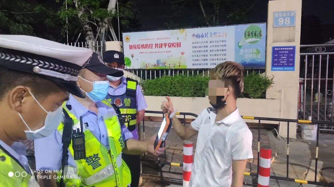 中山港口一司机遇交警查车冲卡还玩“调包”，结果…...
